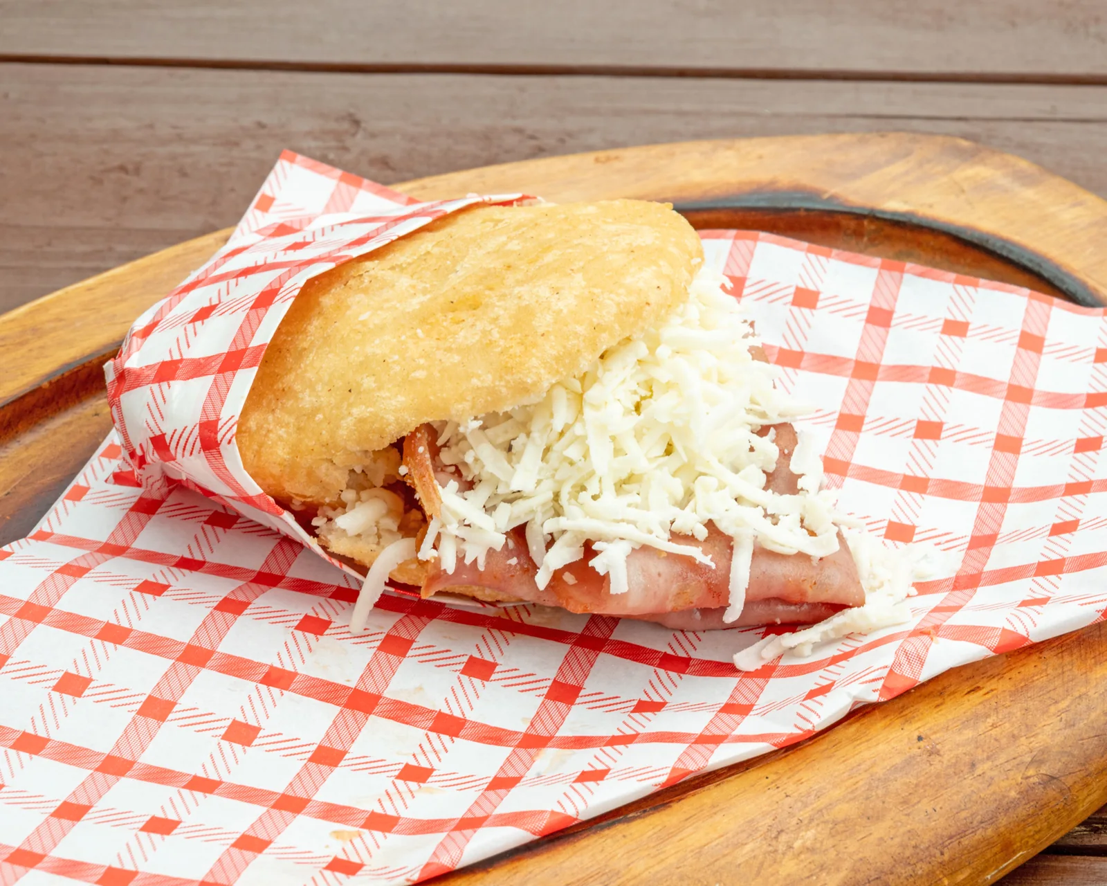 Arepa de mortadela
