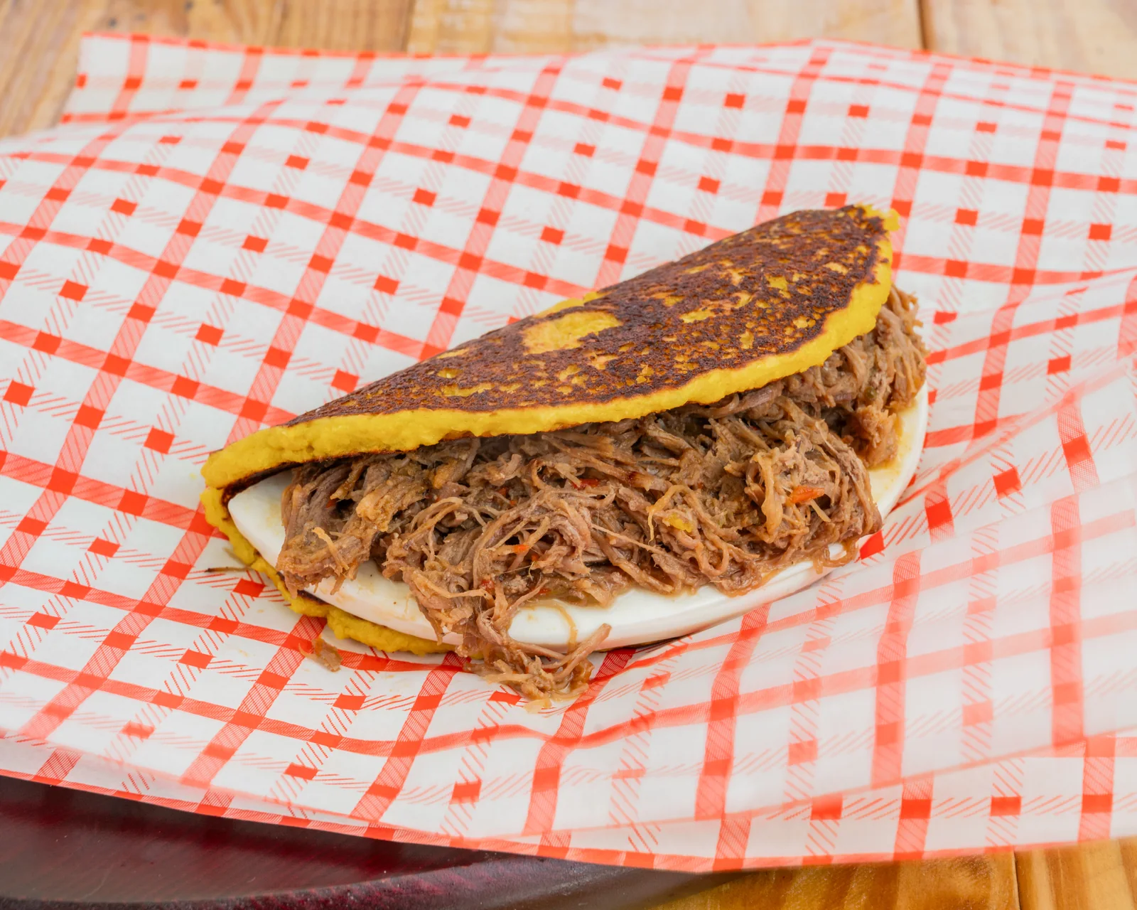 Cachapa de carne mechada y queso