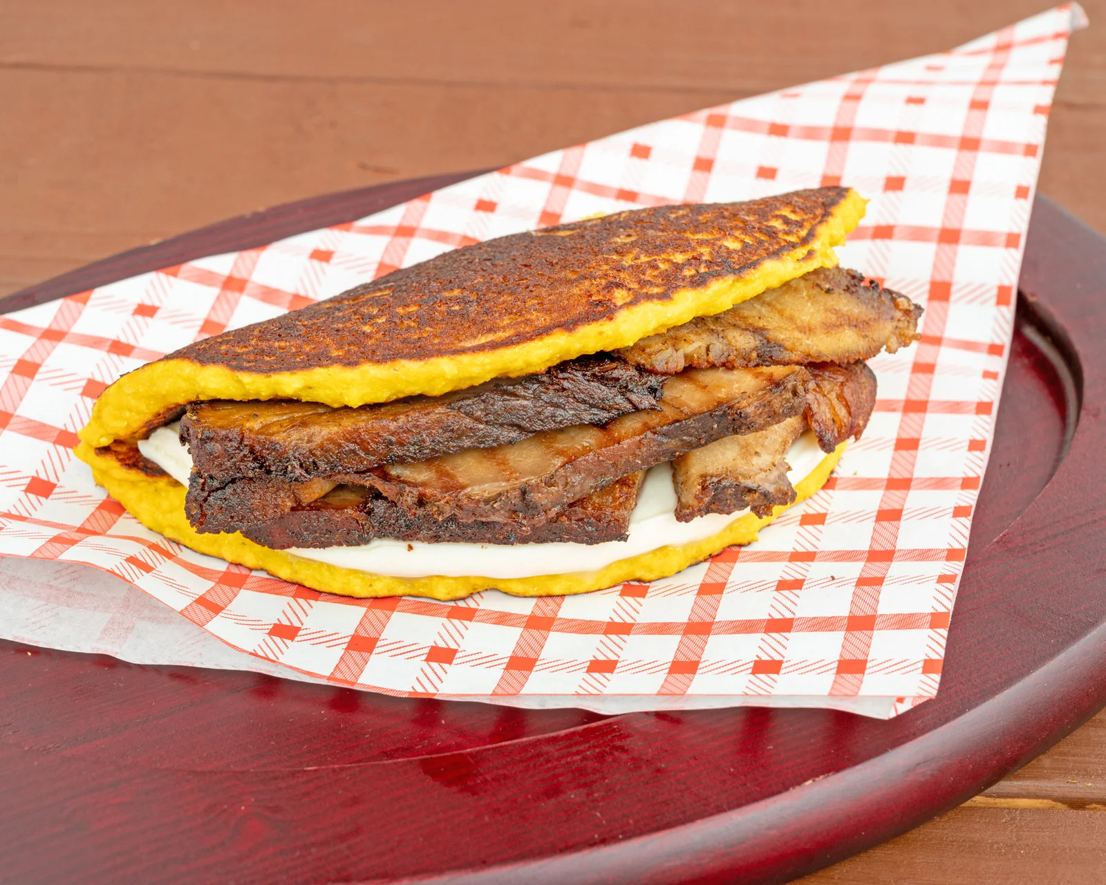 Cachapa de pernil y queso