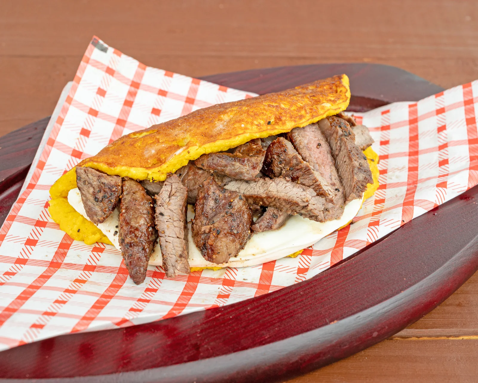 Cachapa con picaña y queso