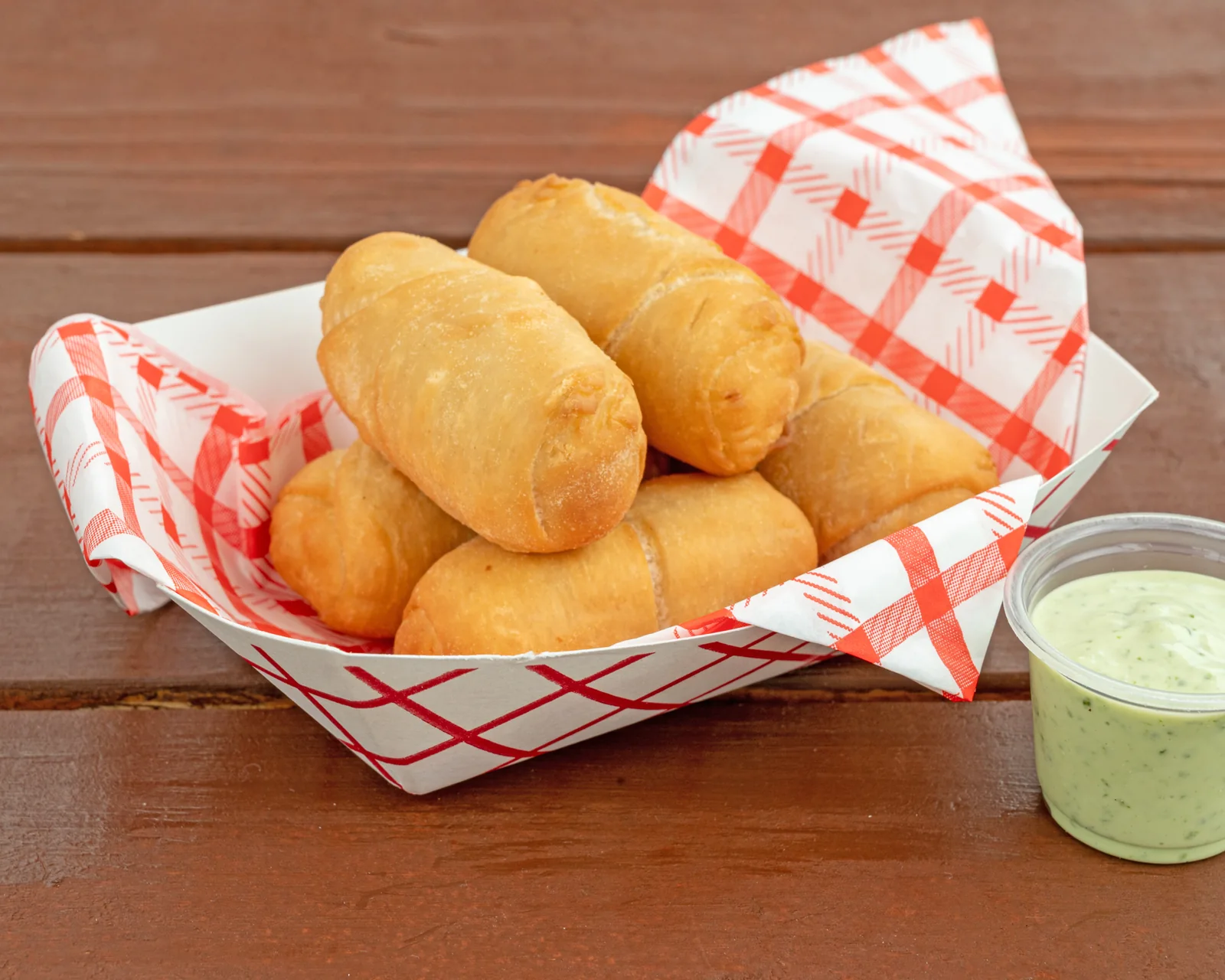 Tequeños con salsa de ajo